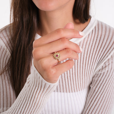 14K Solid Gold Daisy Flower Ring – Lab-Created Ruby Center with Detailed Petals