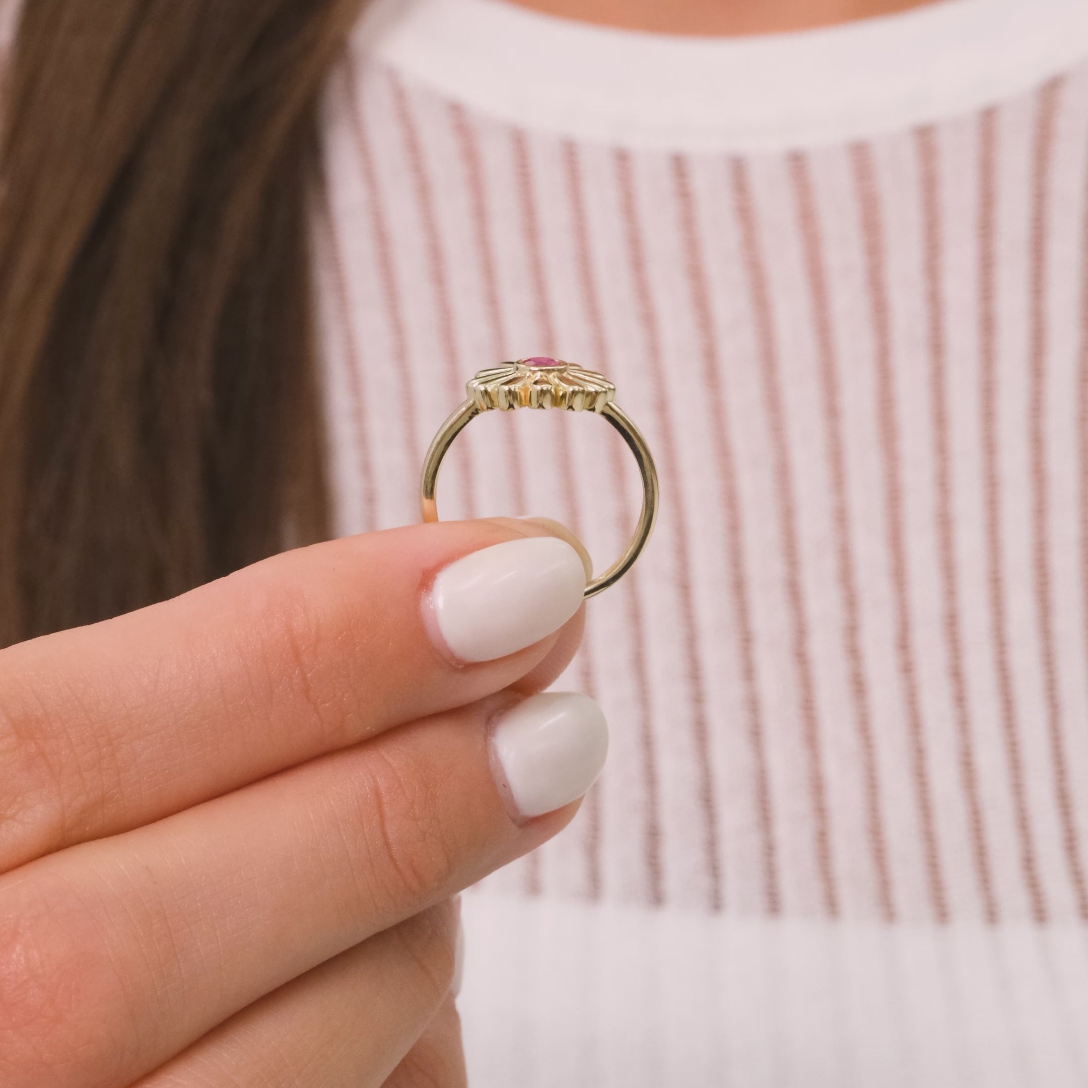 14K Solid Gold Daisy Flower Ring – Lab-Created Ruby Center with Detailed Petals